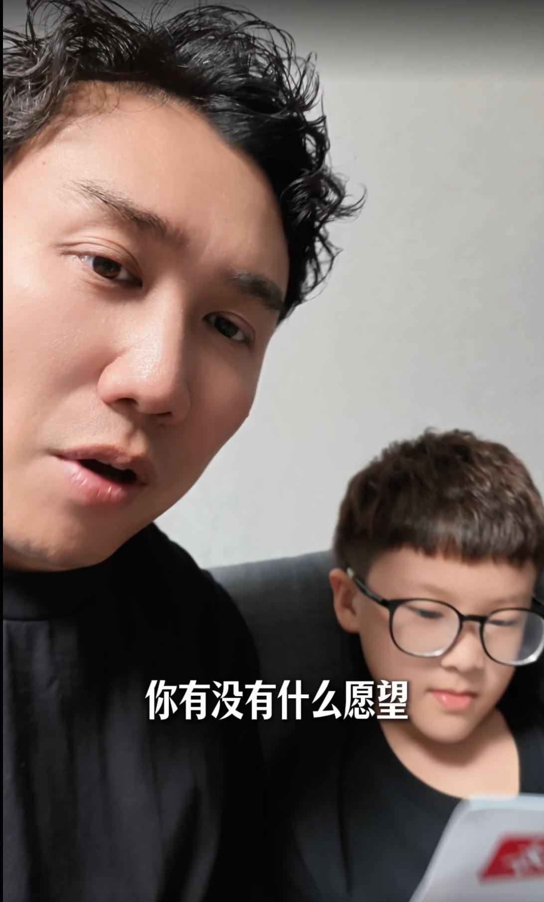 最近那只新疆小羊视频直接出圈了，墨镜围巾造型，路人全愣住。娃、小狗、玩偶加上小羊