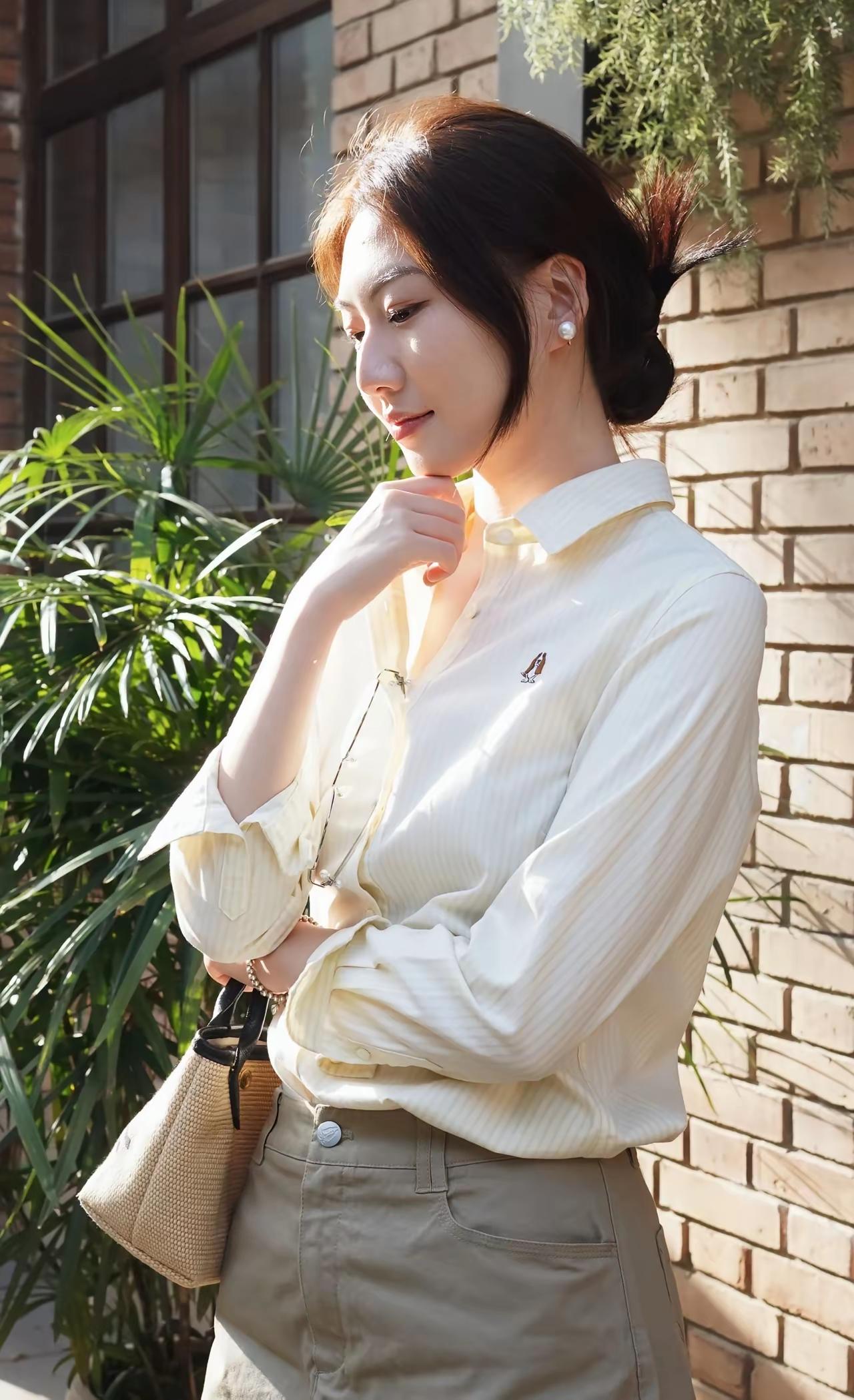 淡黄色暇步士的长袖衬衫搭配卡其色短裙，美女大方藏青色衬衫裙 浅绿色衬衫穿搭 紫色