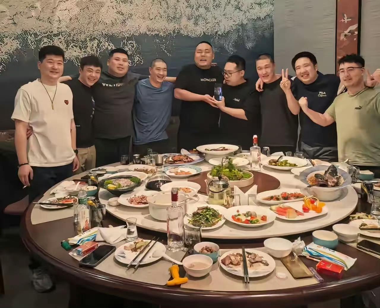 只有一个是体制内工作的，看谁眼毒能找出来。[马思纯的微笑]