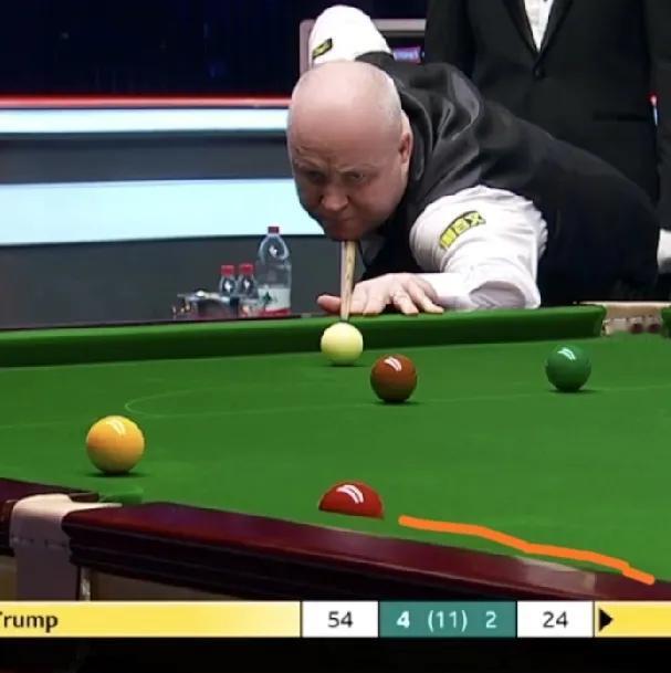 81-54，斯金斯又是一杆神奇的运气球，助其单局逆转，扳回一局，将比分追至3-4