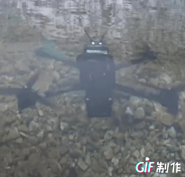又是一款有很大改装潜力的无人机，这款无人机能直接从水里起飞，这种无人机如果用在军