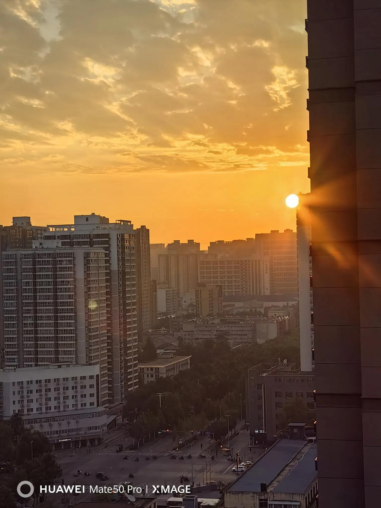 西安的早晨，最后一张是东向厨房被晨起太阳点亮