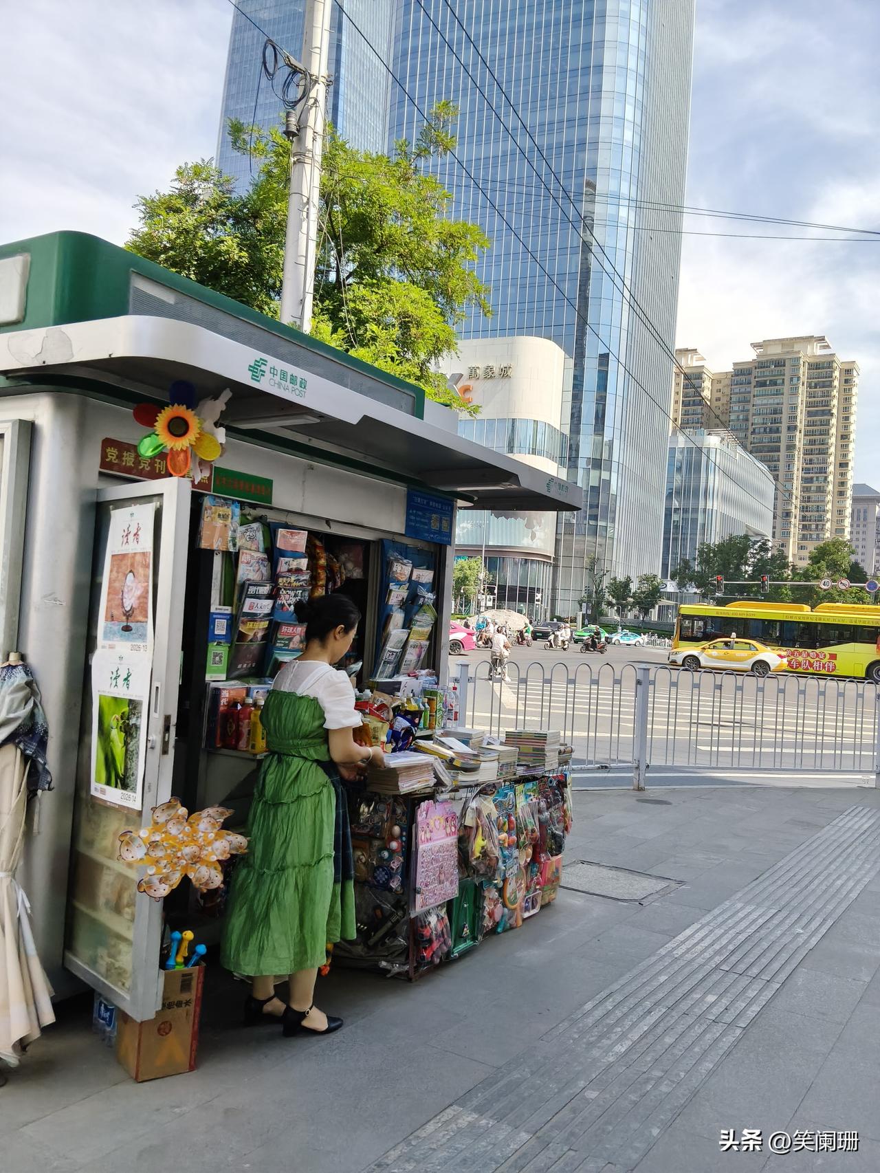 兰州现在竟然还有这种报刊亭，这个报刊亭位于兰州市城关区平凉路，大家从照片上可以看