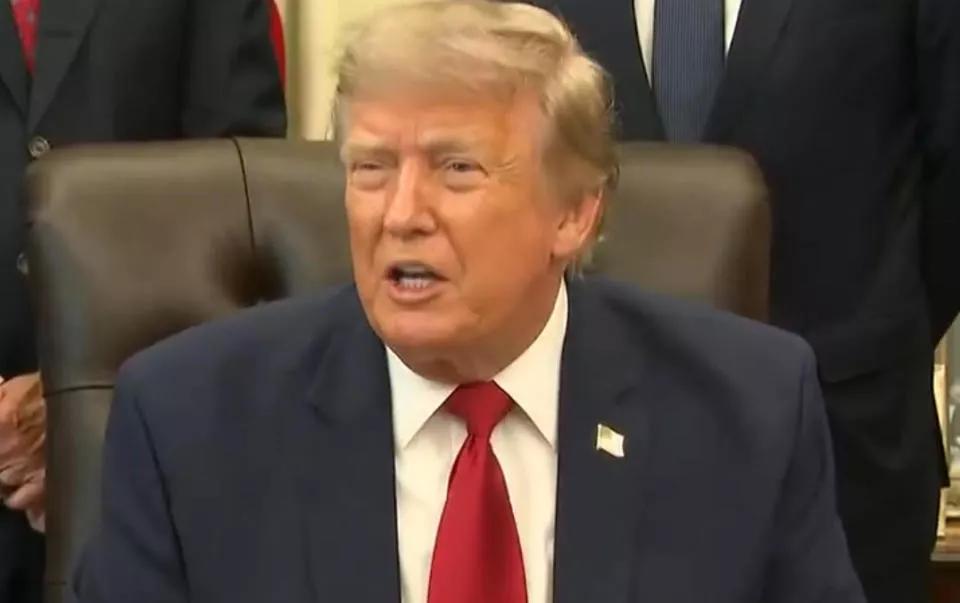 特朗普直接要钱了
今天，特朗普在办公室对记者说，“是的，我希望得到补偿，因为我们