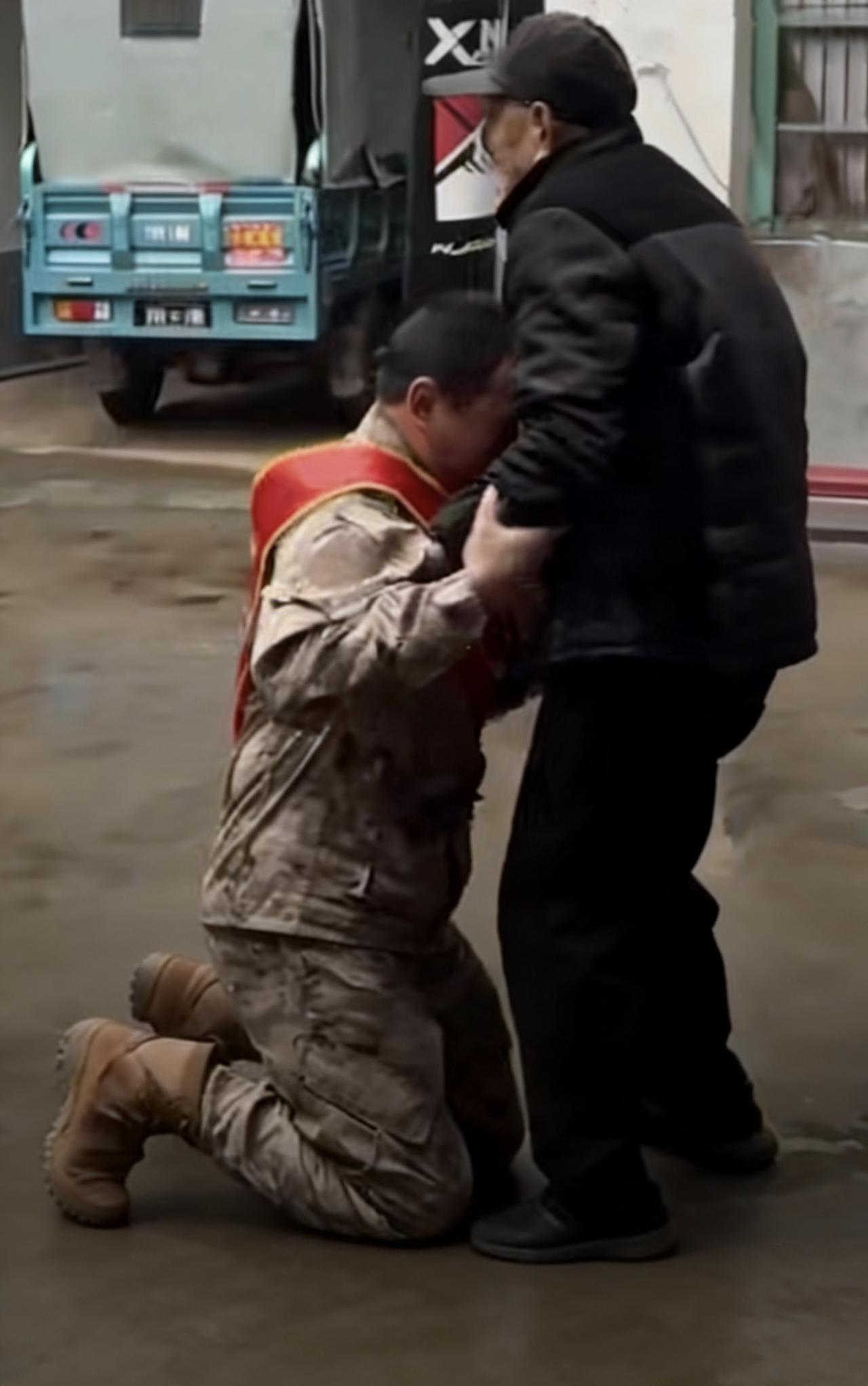 ”泪目了！”河南周口，一名即将入伍的小伙和爷爷奶奶告别，爷爷以为孙子会直接转身离