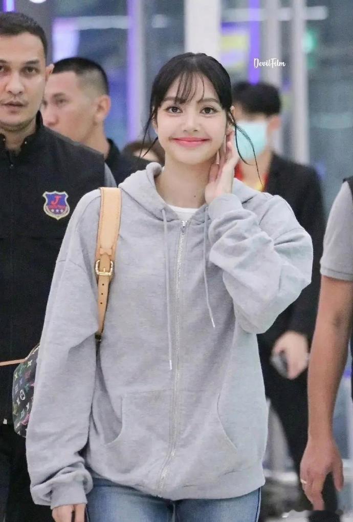 Lisa的嘴巴较大，可能与整体面部比例不协调。然而，她凭借自己的努力，在亚洲地区