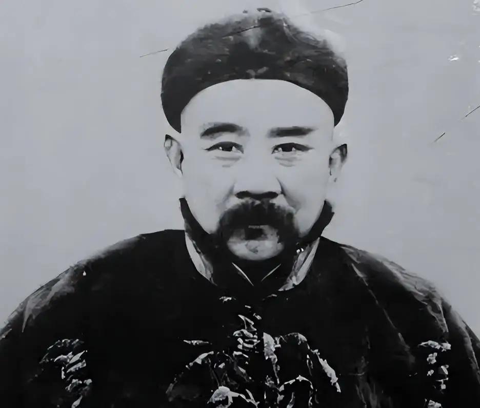 夜里，张勋躺到床上，脑袋搁在三姨太王克琴又香又软的小腹上。他刚眯着，就被折腾醒了