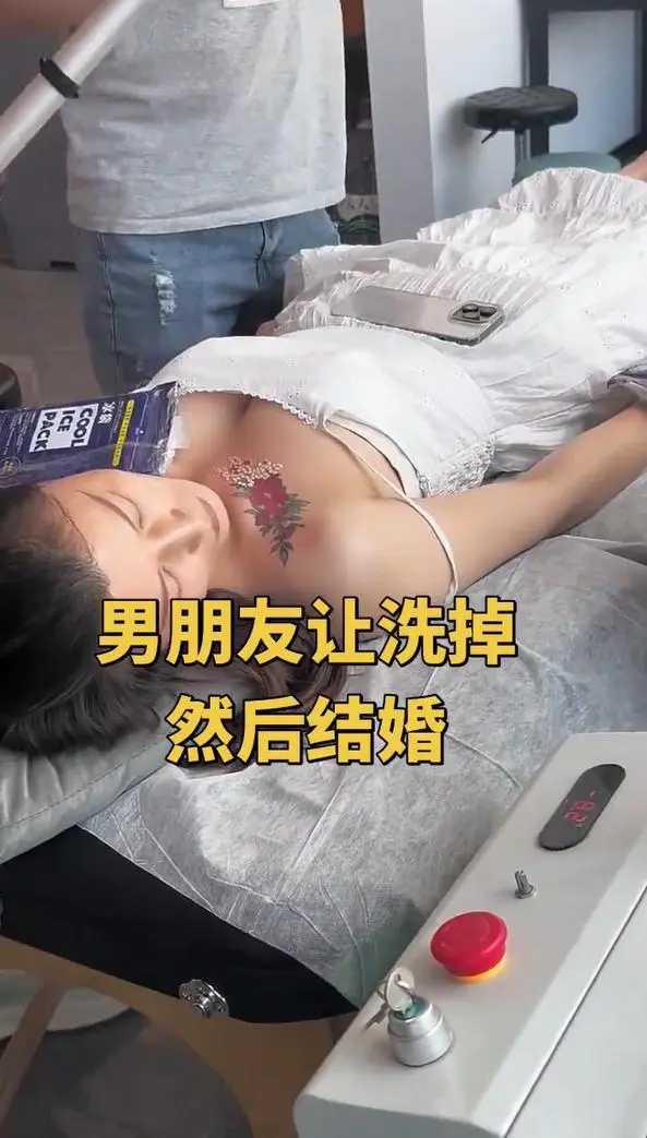 一女子去洗纹身。
师傅说，纹身很很好看，干嘛洗掉？
女子说，他说了，我把纹身洗了