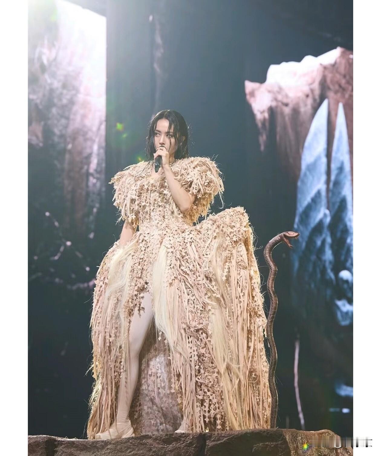 蔡依林演唱会三只眼被举报，这届举报者是没文化吗！蔡依林演唱会被举报这事，越想越觉