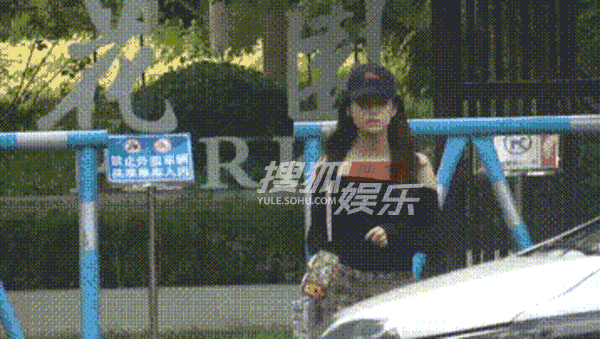 艾米公园餐厅会友 八卦媒体拍到艾米公园餐厅会友。 