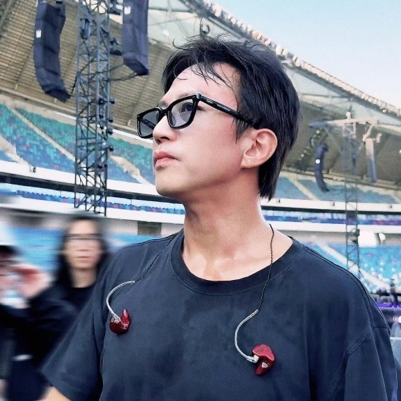 邓超在演唱会上当伴郎618夏日歌会邓超这次在618夏日歌会解锁全新身份，现场客串