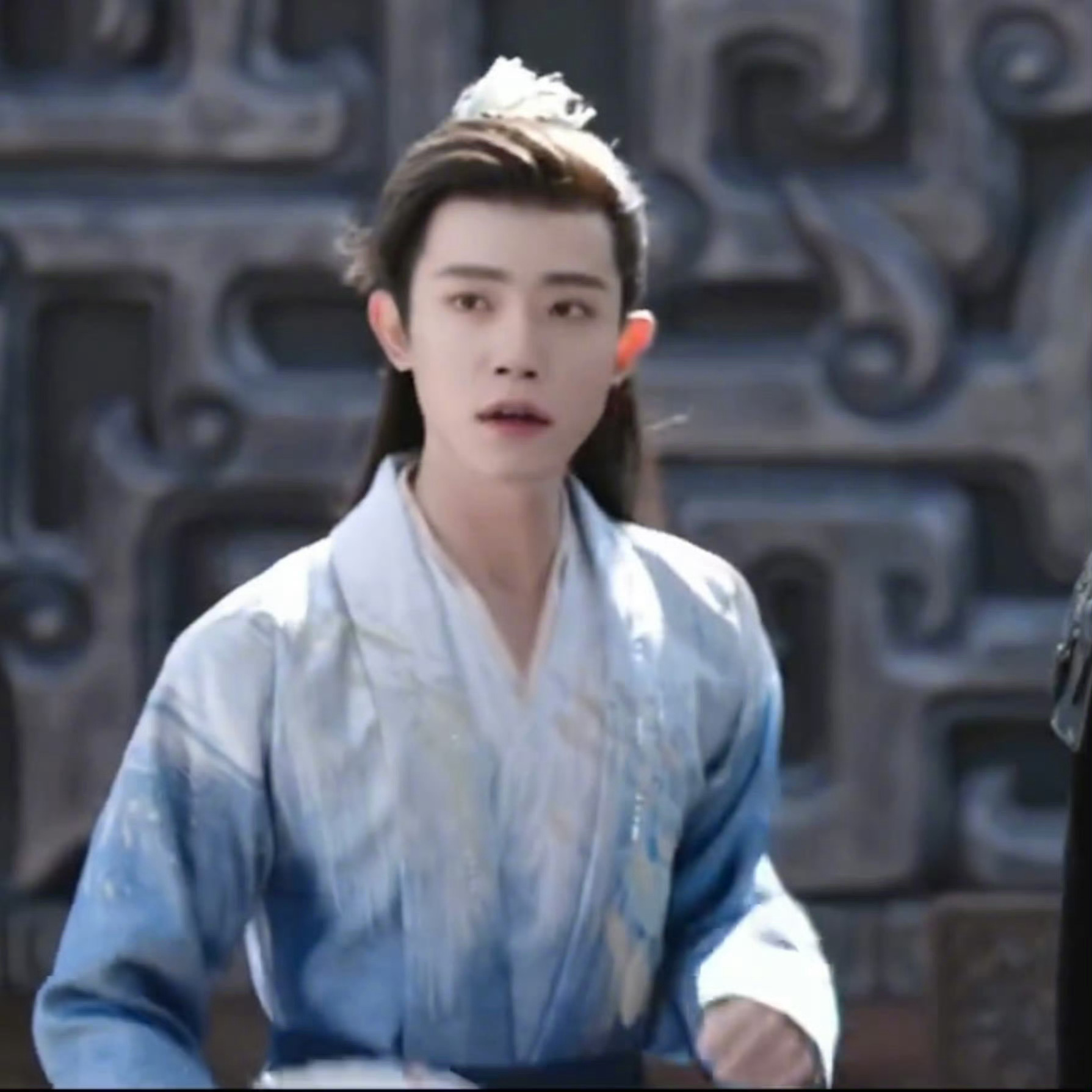 李明德锦月如歌换脸效果 《锦月如歌》里面李明德由李卿换脸，说明在的科技水平换脸出
