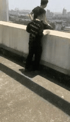 一人不进庙，二人不看井，三人不抱树，不是没有道理的