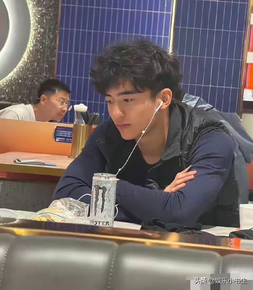 谢霆锋儿子天生自带自然卷，换了新发型后，简直和他本人一模一样，复刻度拉满！ 