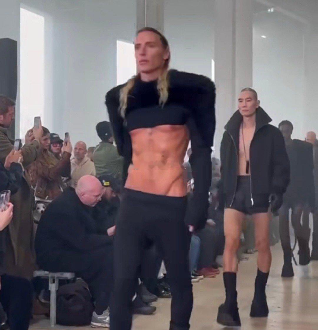 巴黎时装周正在进行时，Rick Owens 带来了看似一群“怪胎”在游走的T台表
