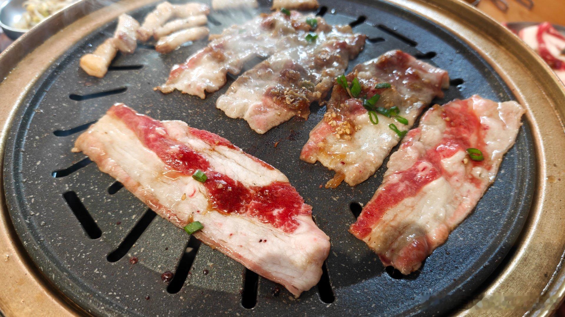 我吃烤肉必喝啤酒，因为啤酒的麦香味能让肉变得更香。但是我的肝早就不允许我摄入酒精