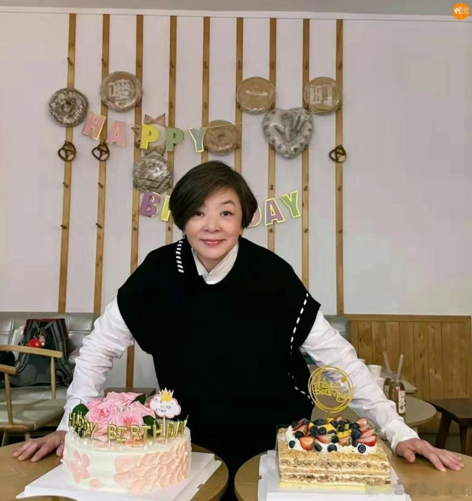 「最美小龙女」 陈玉莲64岁生日陈玉莲日前（25日）度过64岁生日，粉丝为她举行