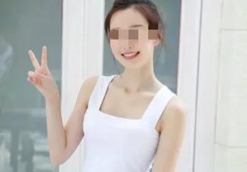 晚自习时看到一位女学生穿着暴露的背心回教室，我叫她回宿舍换一件衣服再来，却被说：
