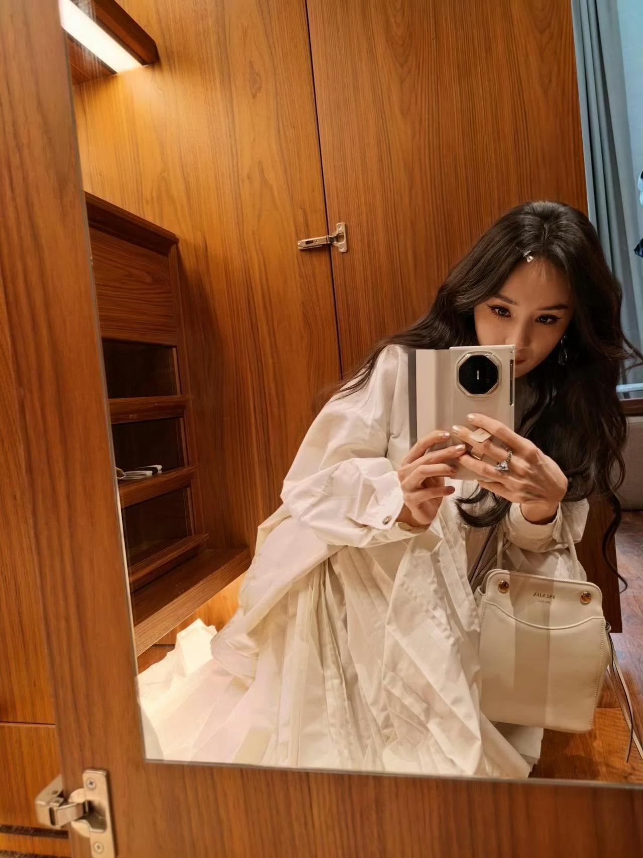 对镜自拍，每一次亮相时装周状态都超好