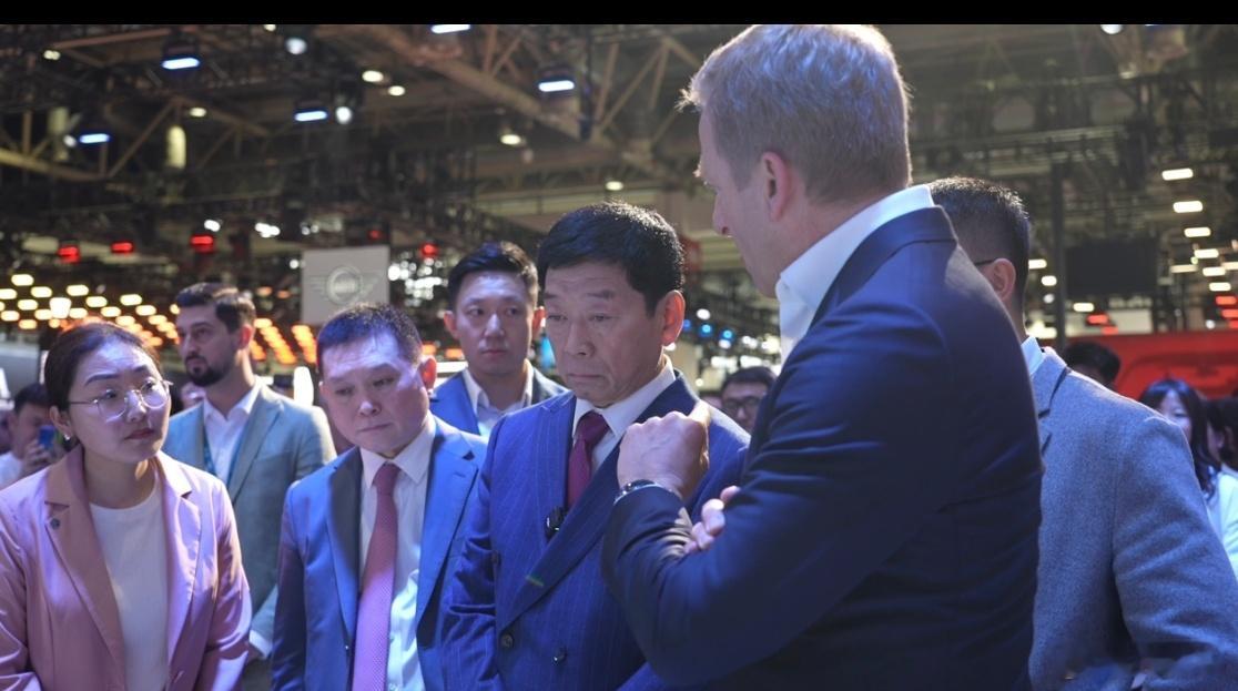 2026北京车展，长城展台的顶流名场面来了！宁德时代曾毓群、中国科协主席万钢以及