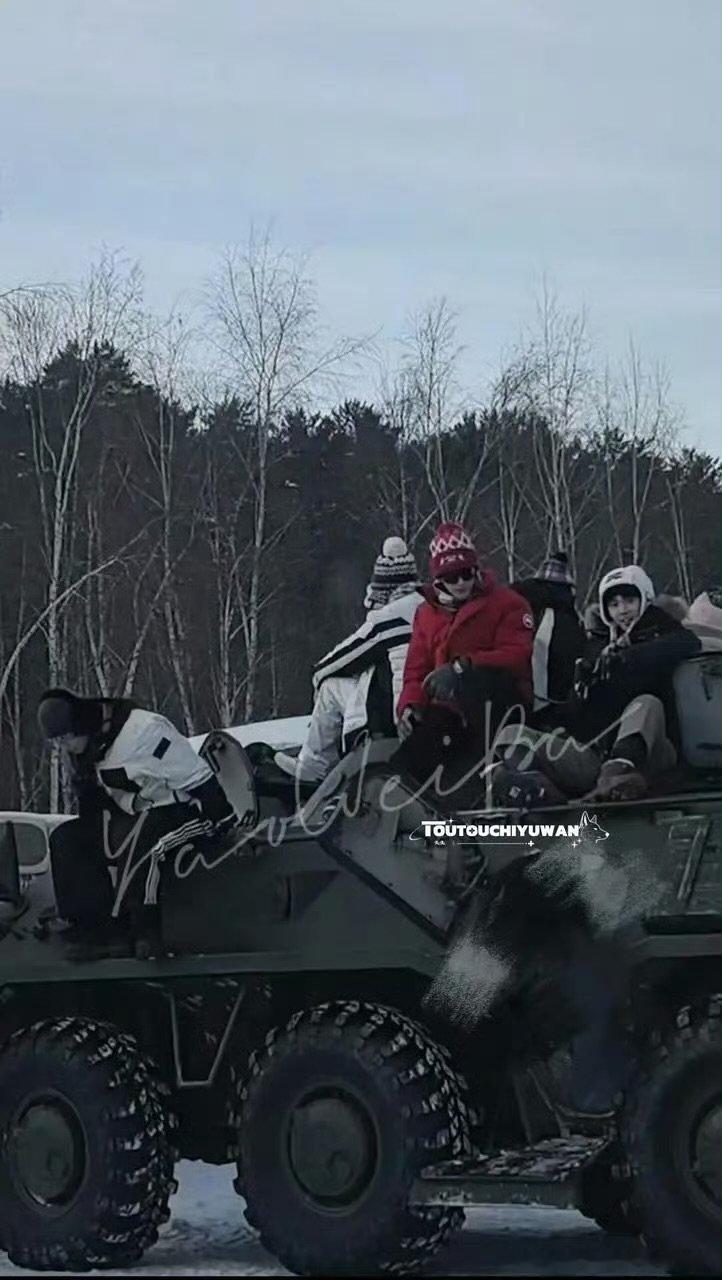 时代少年团坐装甲车路透时代少年团俄罗斯路透图时代少年团坐装甲车路透 