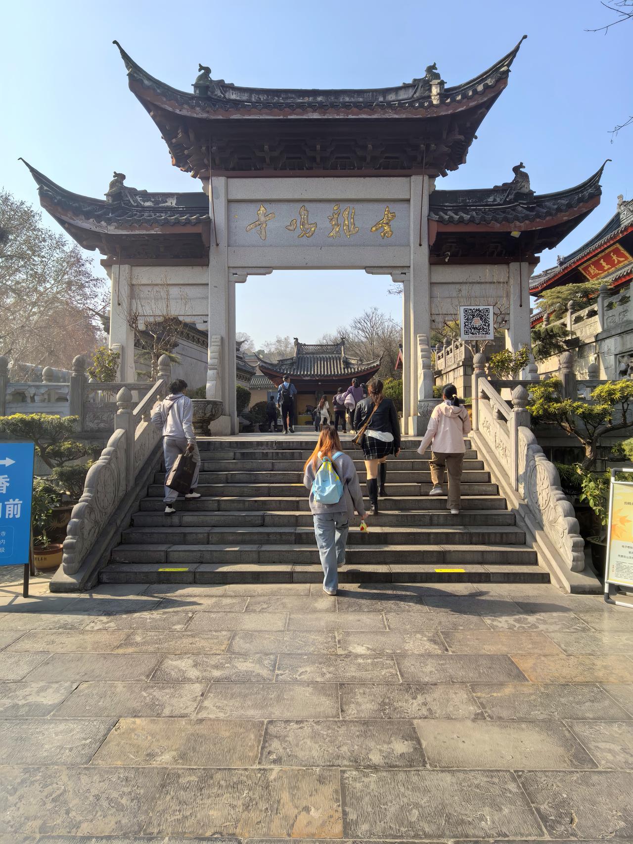 南京·古鸡鸣寺
古刹鸡鸣沐晓光，
药师塔影入湖长。
南朝烟雨今犹在，
半落樱花半