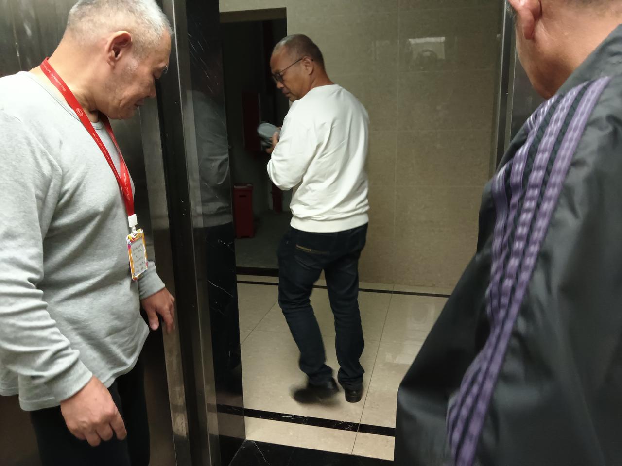 电梯里80岁大爷逢人就说你好！

今晚刚进电梯，
就被一位满头白发的大爷暖到了，