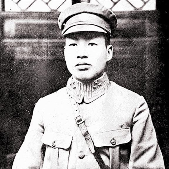 1935年，蒋介石连发数道急电，严令炸毁泸定桥。

桥那头，是被围堵数月、走投无