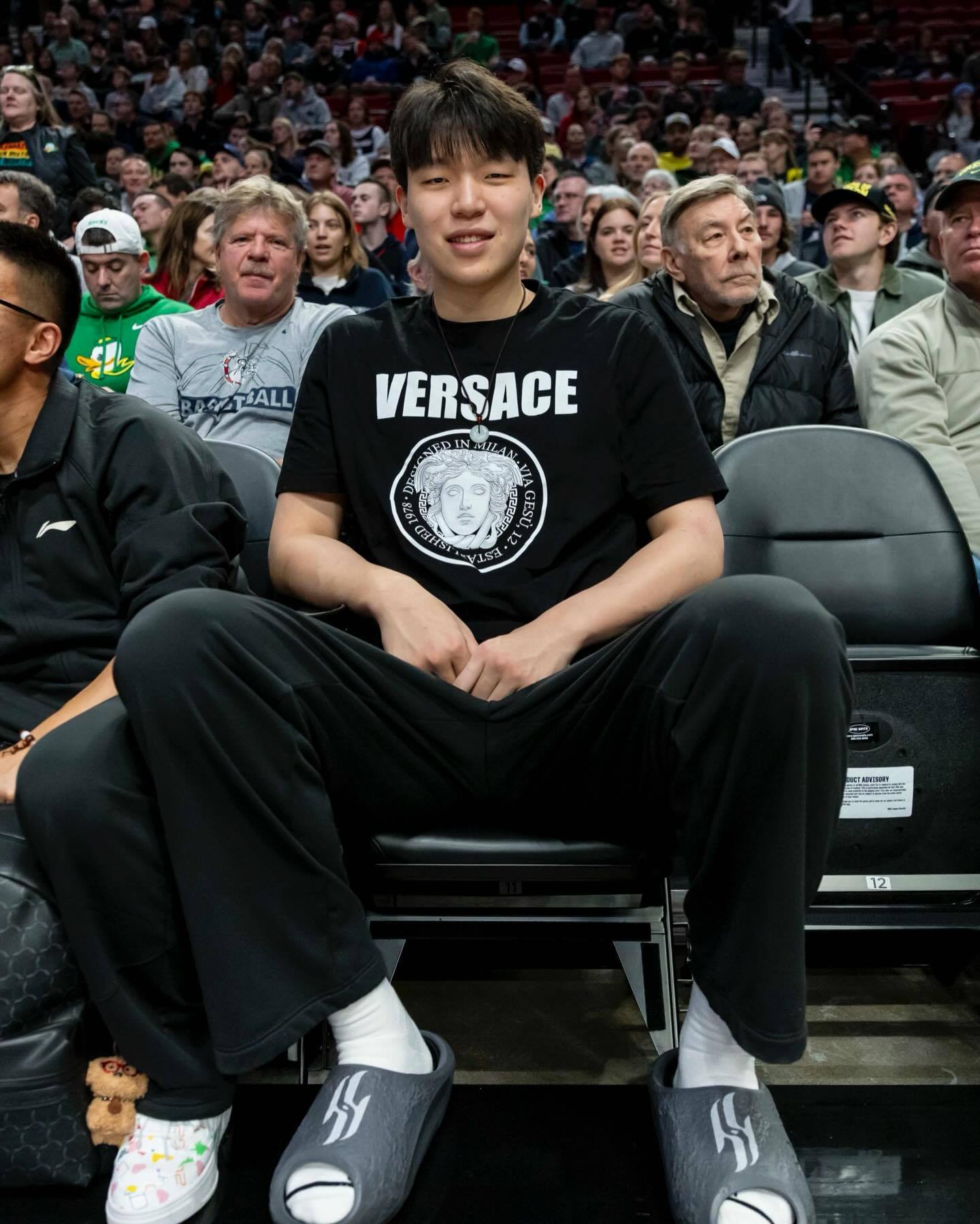 杨瀚森观战林葳 杨瀚森现身比赛现场支持林葳 