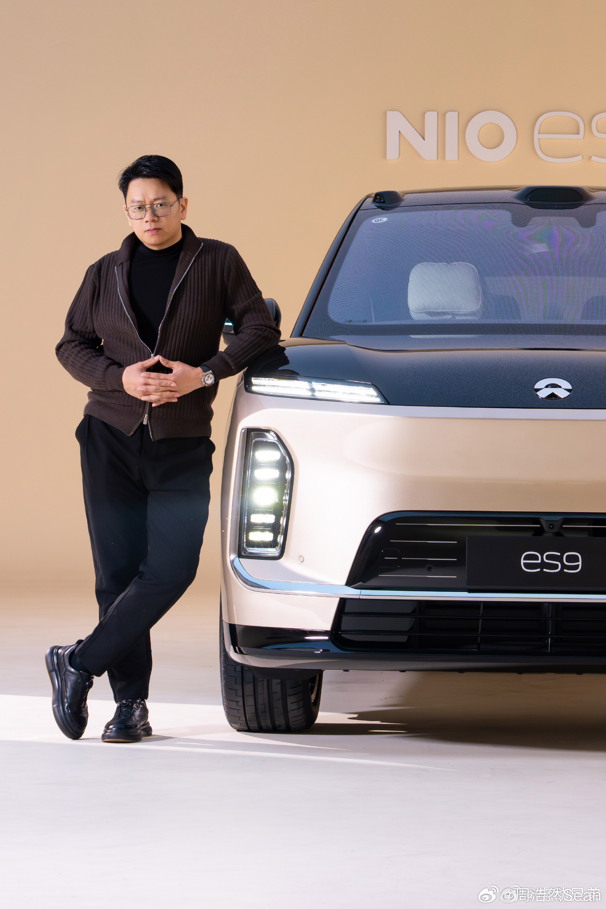 今天上午所有蔚来ES9和媒体的合照里，这张轻松夺冠。环太平洋看过吧？营造巨物感的