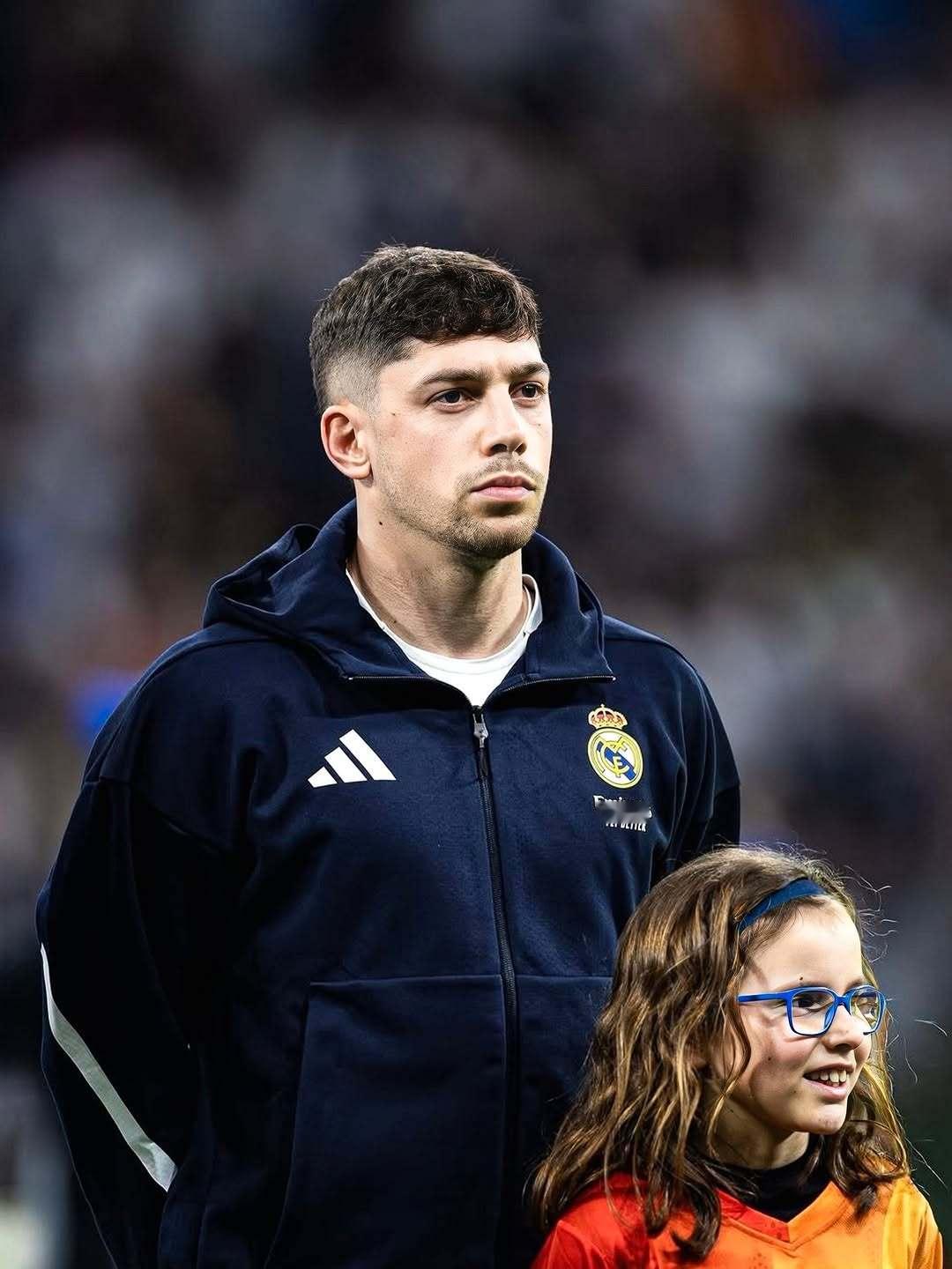 皇马巴尔韦德小🦅脱爪，卷毛成了锅盖头 