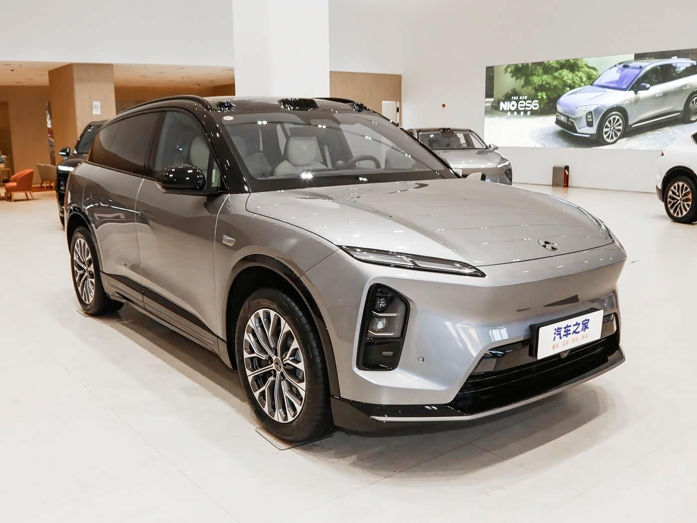 刚说了ES8轮眉设计的不好，再看ES6，ES6其实也是涂漆轮眉，只不过用的是黑色