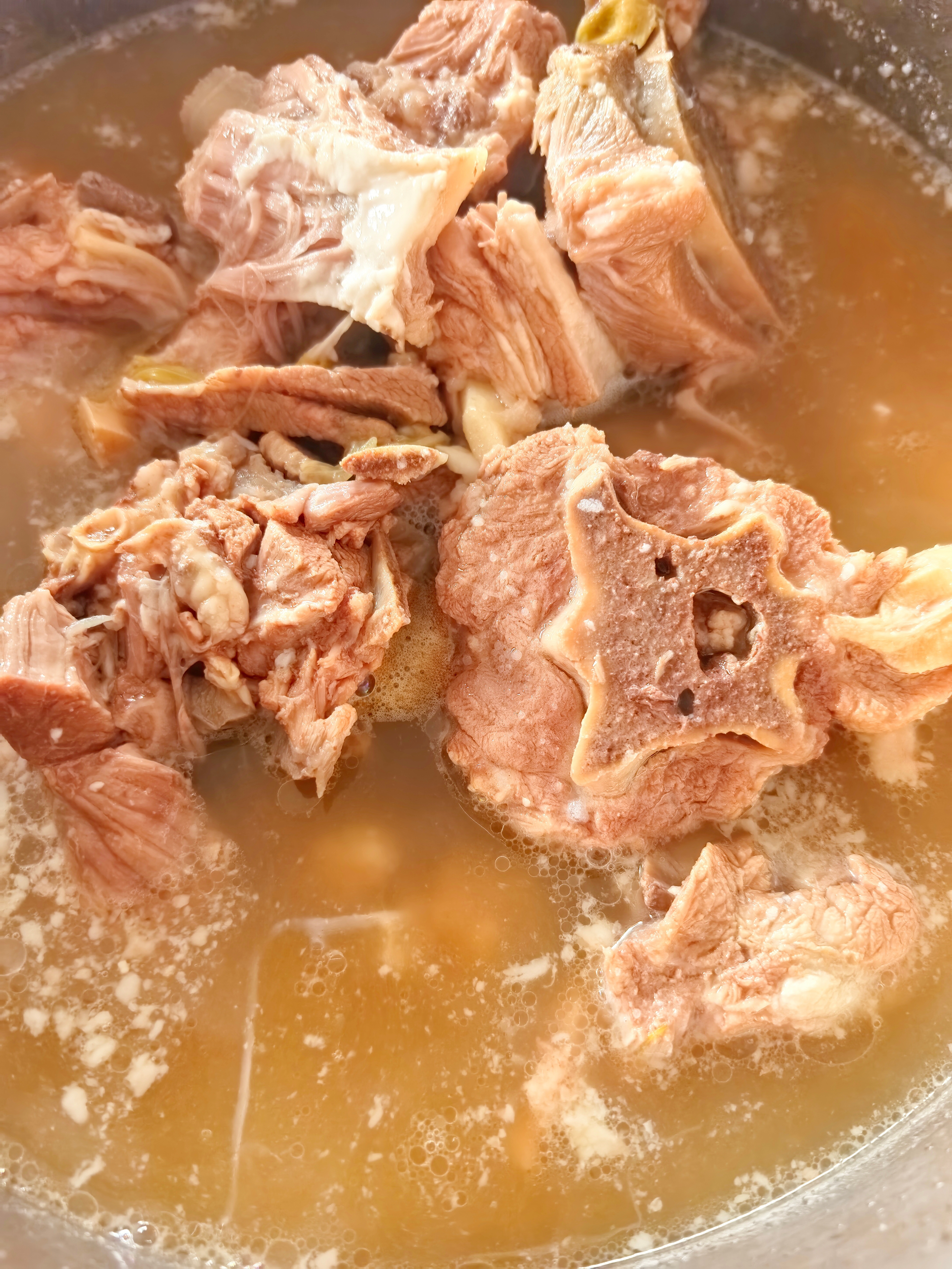 明天儿子开学了，超爱孙的奶奶给他补补的中午来婆婆这蹭饭吃哈！一大锅的炖羊蝎子整起