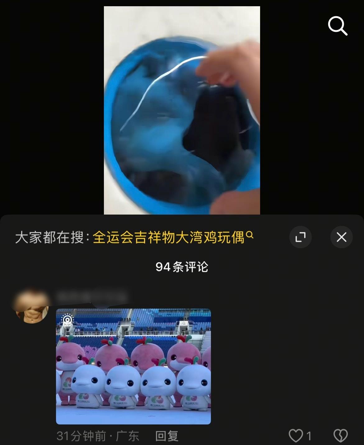小孩哥太会了在头套里都不忘互动比心，在哇声中迷失谁还不知道粉色是中华白海豚运动的