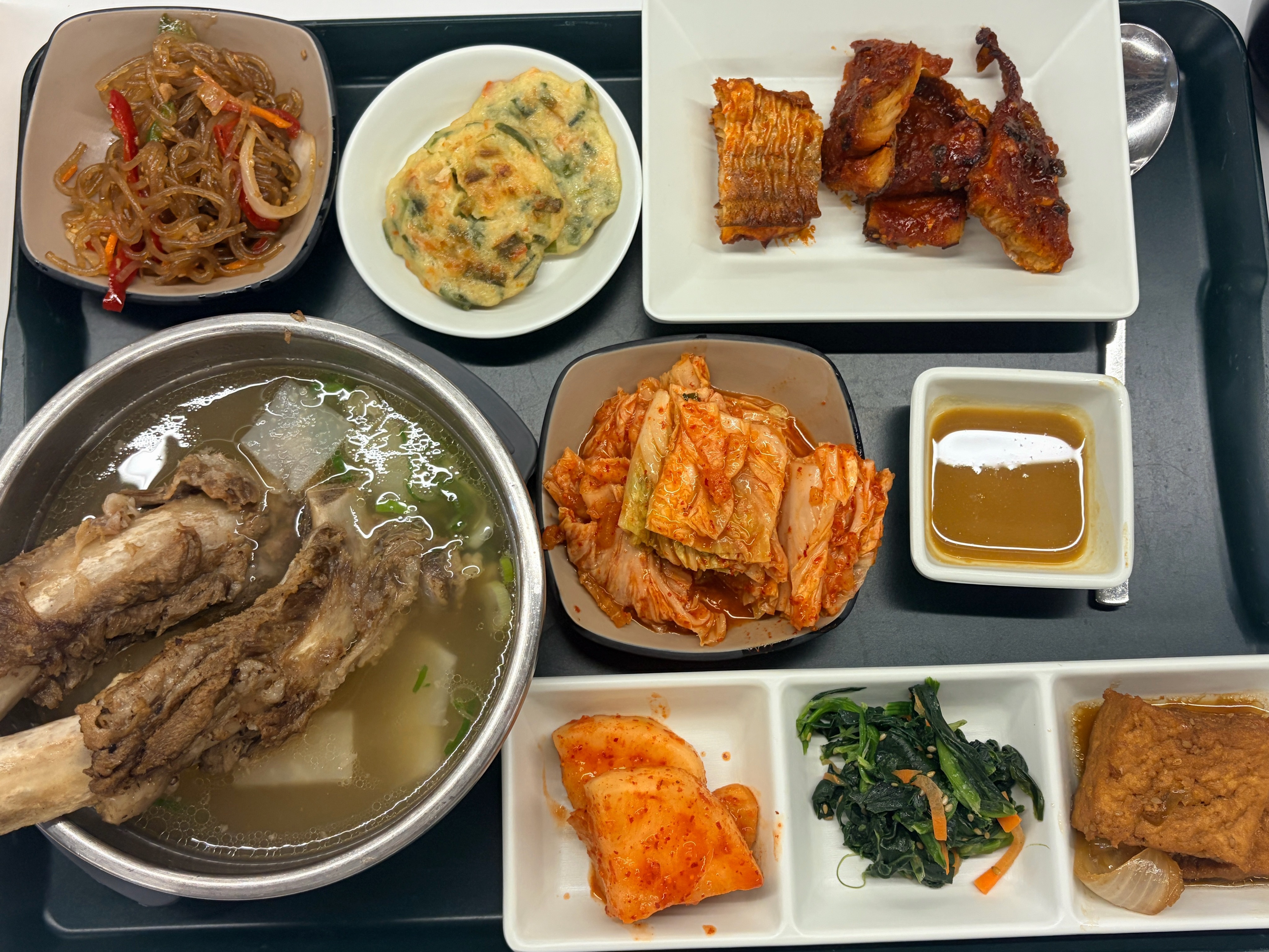 韩国三星食堂的午餐这个标准感觉怎么样？[思考] ​​​