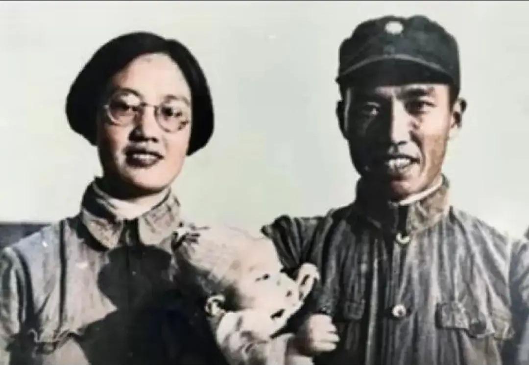 左权之女左太北搬到彭德怀家居住，彭总把最好的房间留给她，亲侄女彭钢不愿意了。
