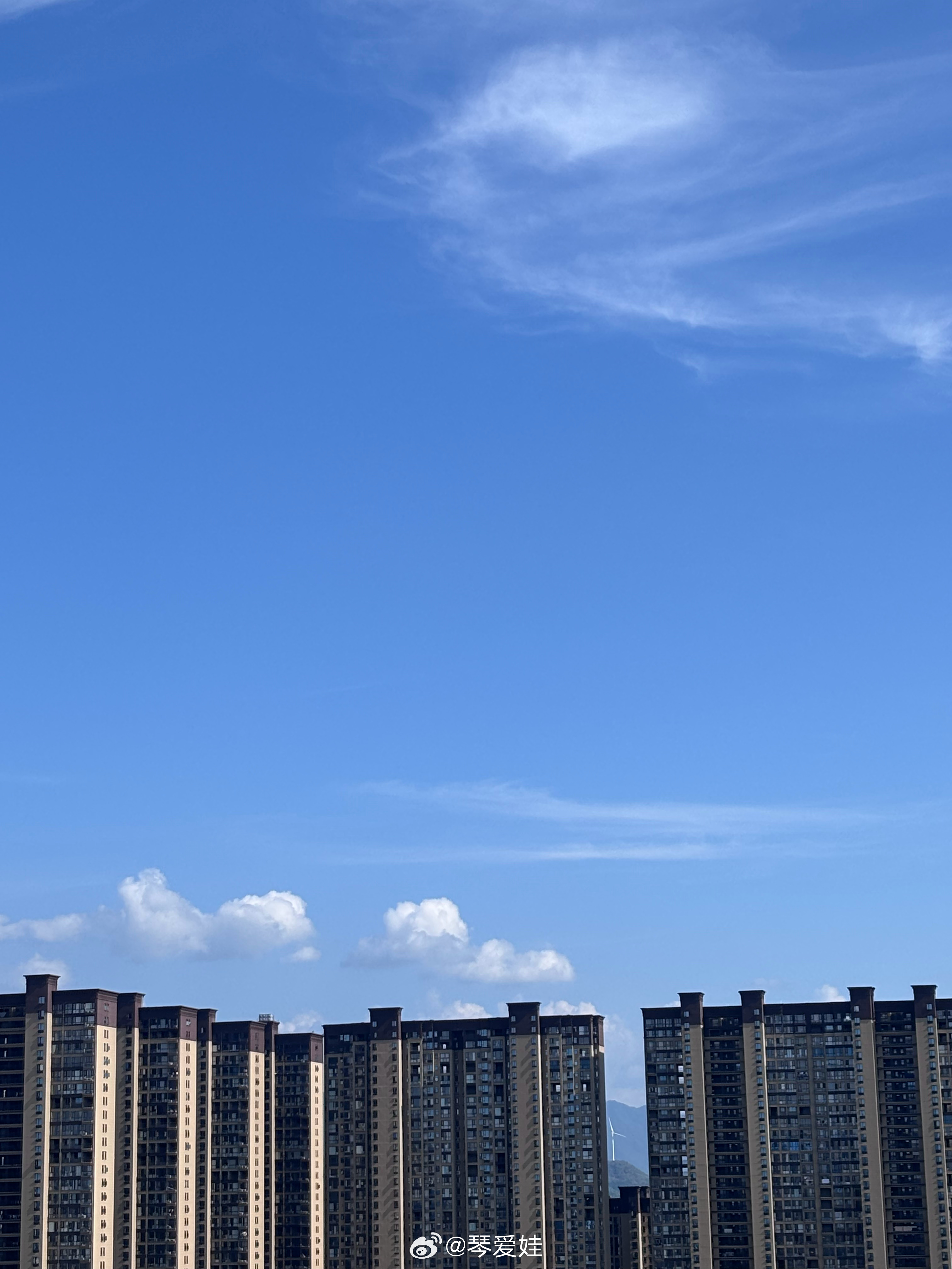 烈日当空、骄阳似火、酷暑难耐！我的小白停在户外有遮阳棚的停车场半小时，车里面就像