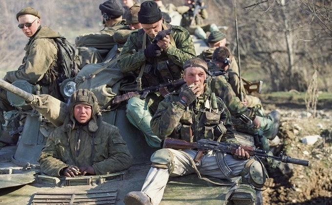 画面中是俄罗斯空降兵第45近卫独立侦察团，这些照片拍摄于2000年3-4月的车臣
