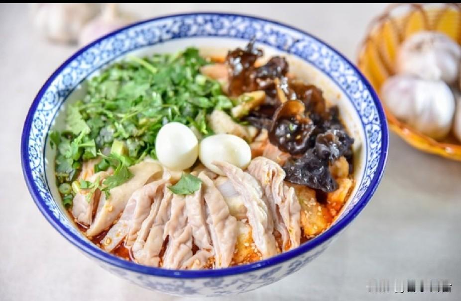 秋高气爽，微风不燥。

昨天中午和财务室几个同事都不想吃食堂，一拍即合，去外面就