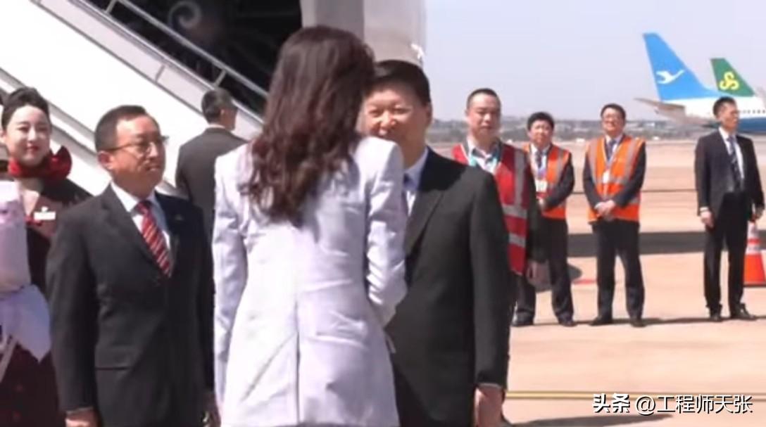 率团访大陆的郑丽文，通过两个细节看出来她不拘小节

可能很多人不知道，这次访陆不