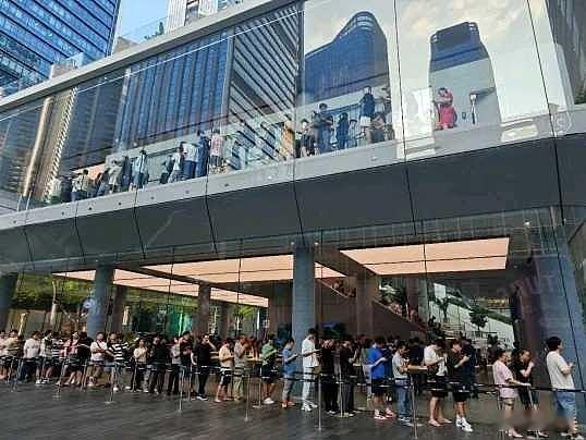 华为和苹果新品发布会“撞档”华为首款三折叠屏手机Mate XT非凡大师，配10.