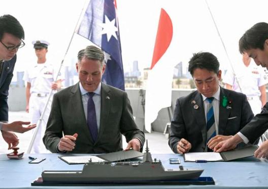 澳洲副总理兼国防部长马尔斯与日本防长小泉进次郎星期六（4月18日）在墨尔本的日本