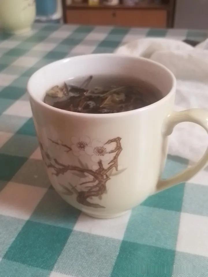 喝白酒时为啥不建议用塑料杯?说实话还真不知道，我只是单一的不喜欢塑料杯，有的说法