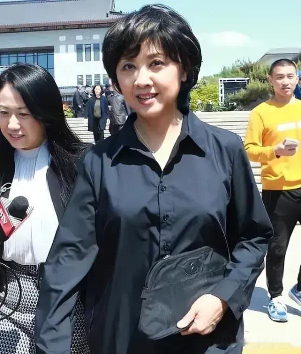 她真的是那种岁月无法抹去其优雅气质的女性。
        她的外貌，就像她的演