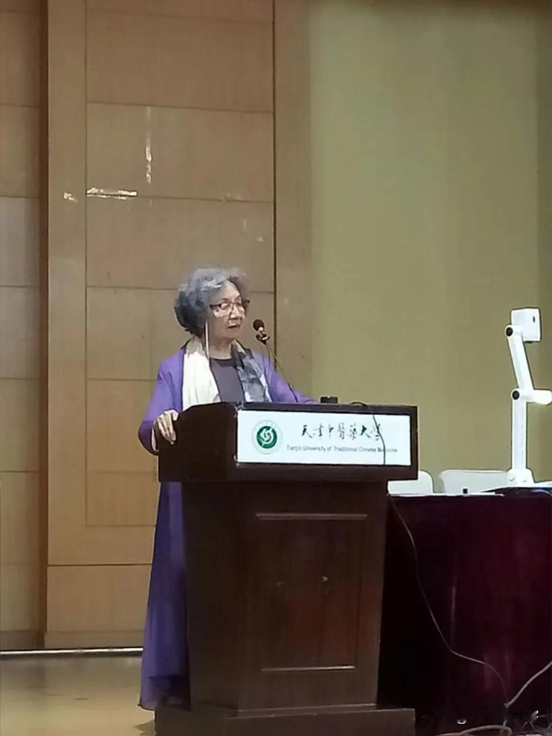 享年100岁
昨天下午，雨夹雪
去灵堂祭拜了叶嘉莹先生
进南开大学校门的时候，看