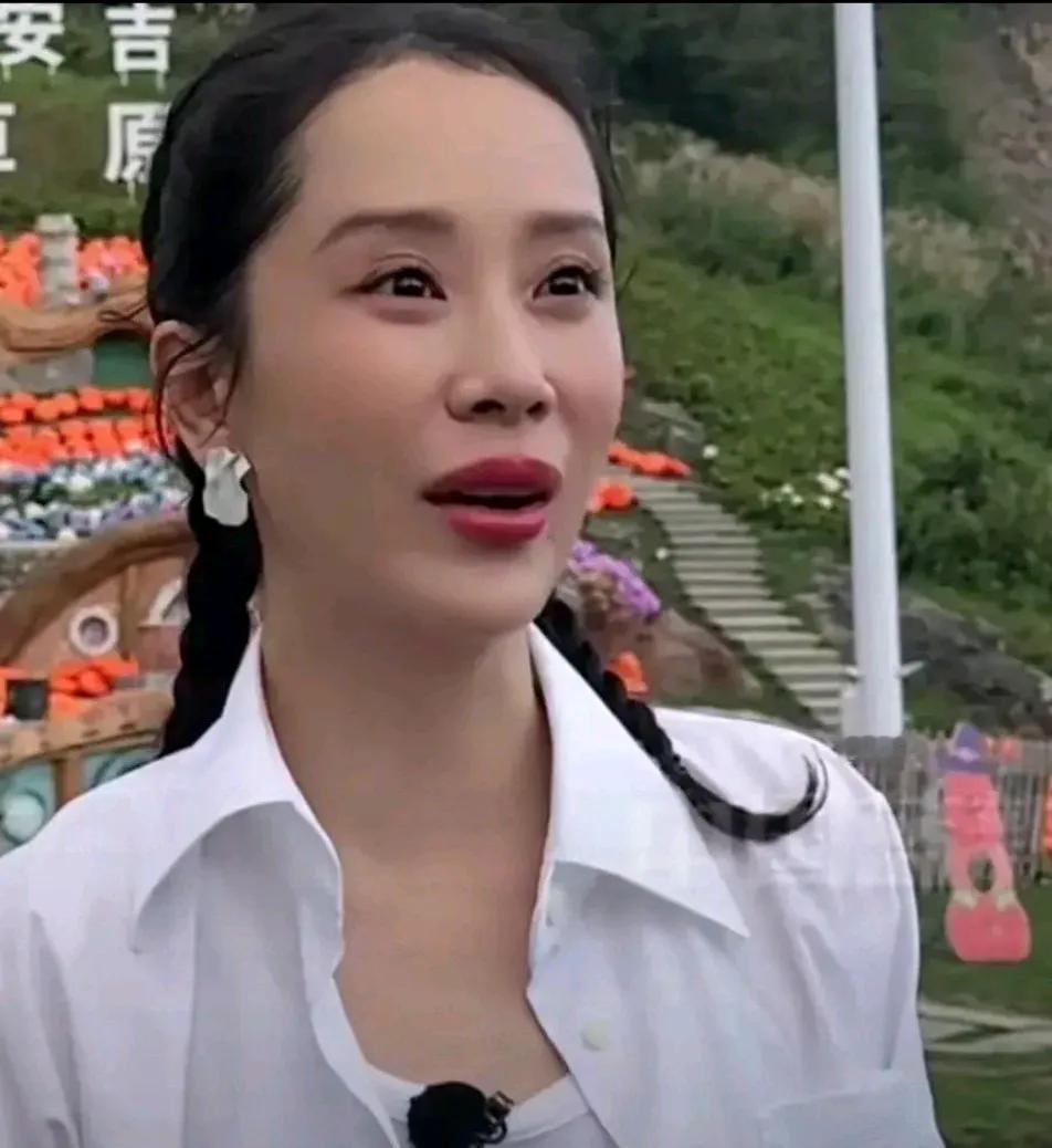 海清就这么莫名其妙的不红了。她应该从自身找原因。
记得有一次颁奖礼她说，要给她们