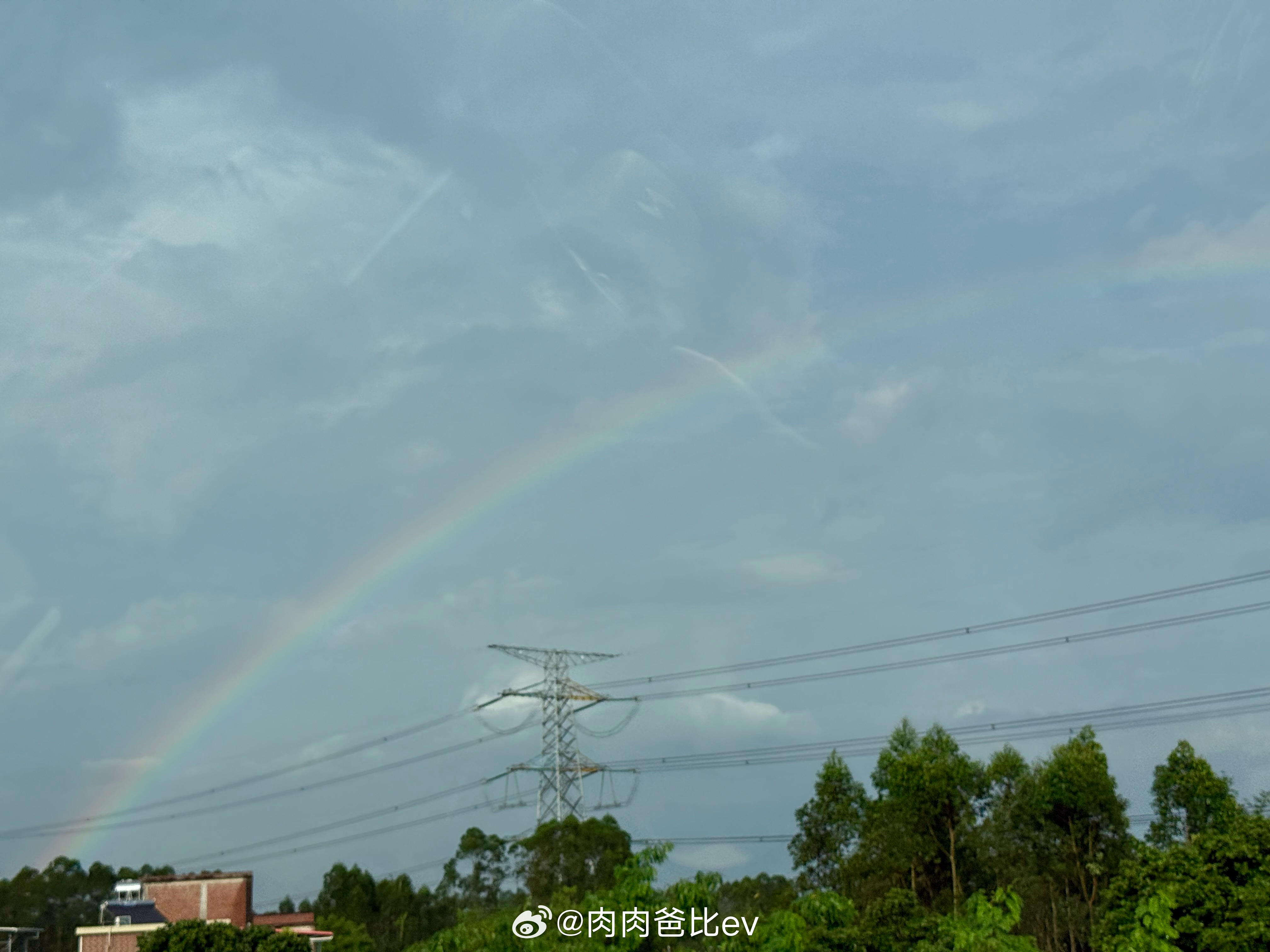 难得见到这么清晰的雨后彩虹🌈 