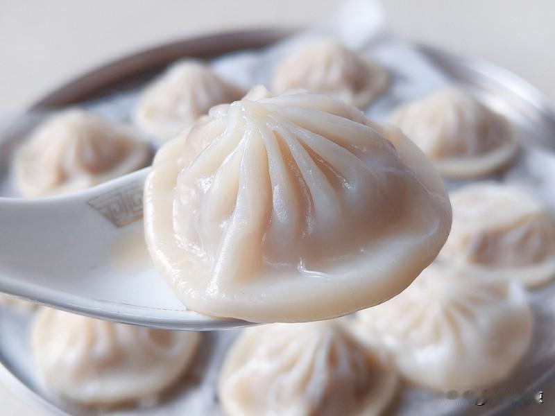 本地小吃推荐 中国各地小吃那叫一个丰富多彩！来给大家推荐几种。
武汉热干面，堪称