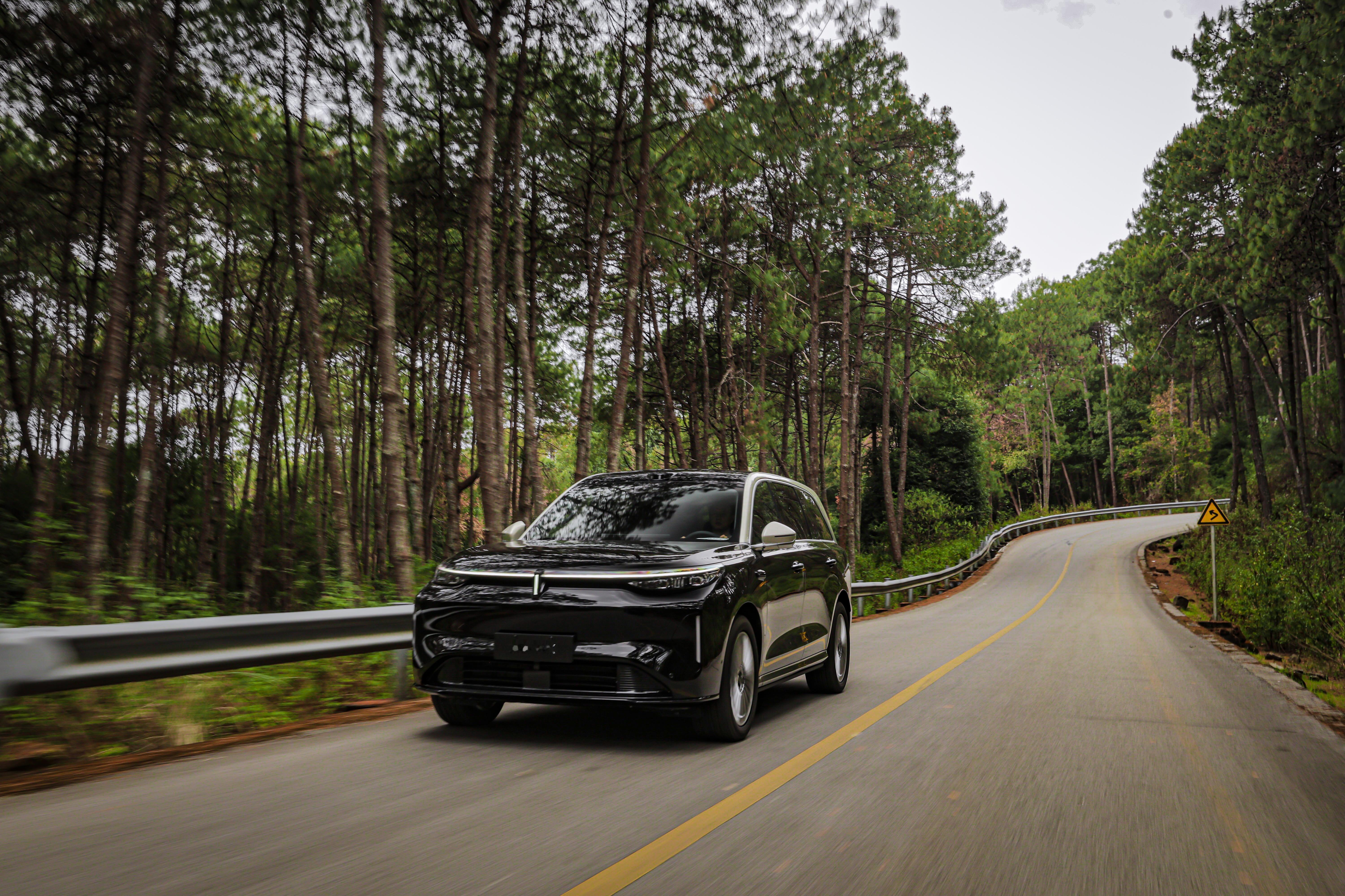 现在的旗舰SUV市场，大多在卷配置、卷屏幕，但在动力这个核心底子上，不少车型其实