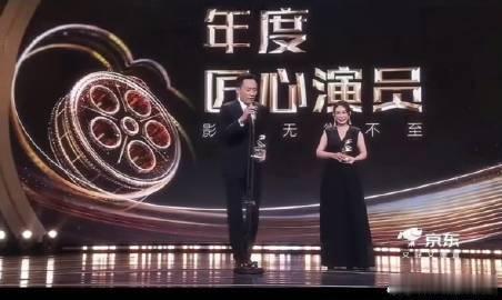 刘烨 全场下班最快的人 刘烨的随和与幽默让这个正式场合多了些轻松氛围，工作不累，